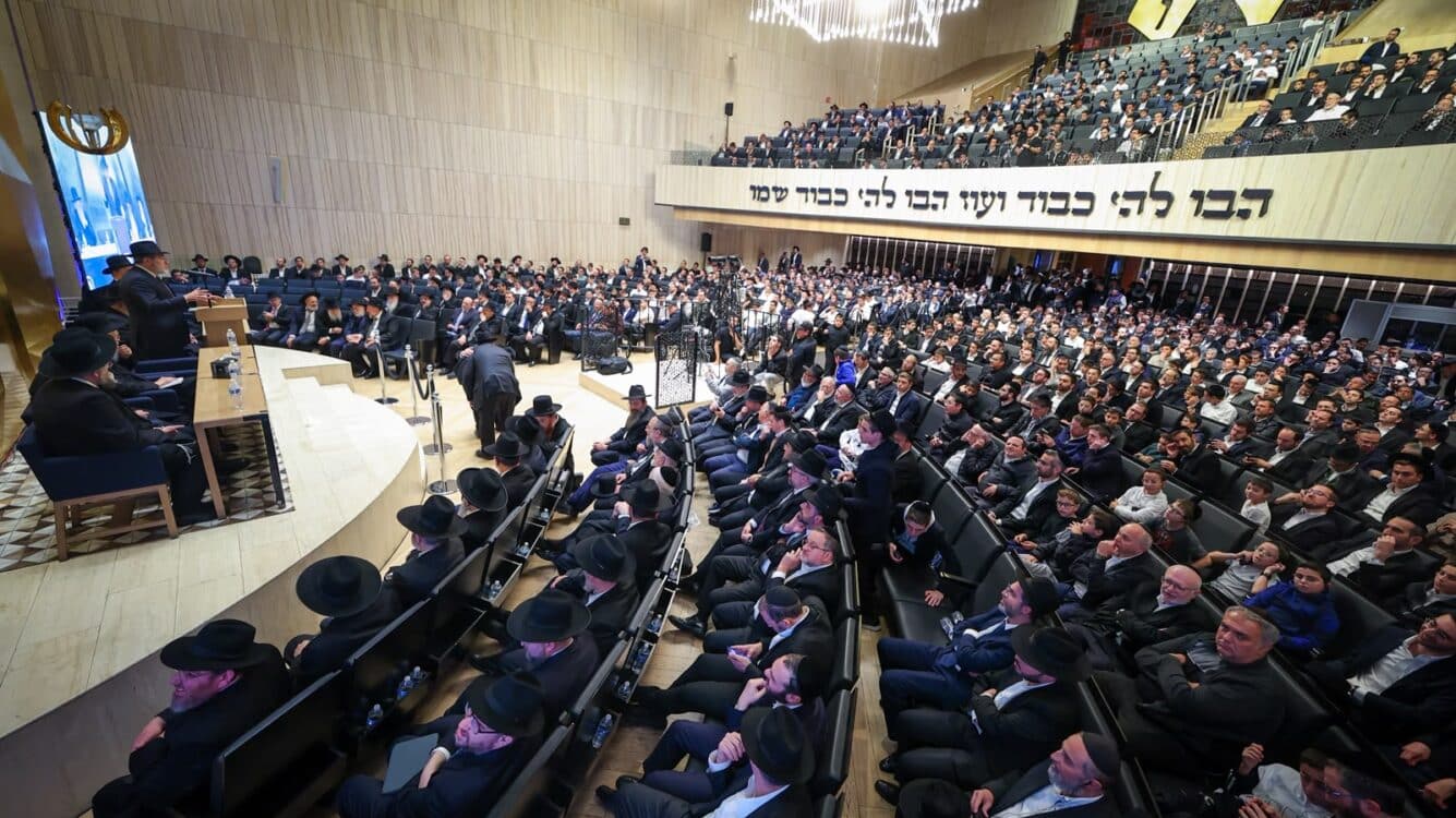 עצרת אלפים במקסיקו במהלך מסע "קרן עולם התורה"