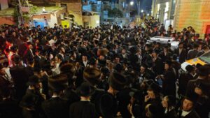 מחוץ לשבע ברכות: קיצונים הפגינו נגד האדמו"ר מקרלין