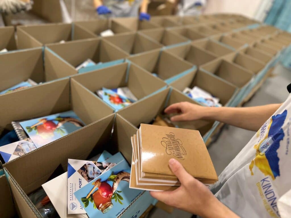 הקהילות המתגוררות בסמוך לחזית קיבלו את מוצרי החגים הקהילות המתגוררות בסמוך לחזית קיבלו את מוצרי החגים