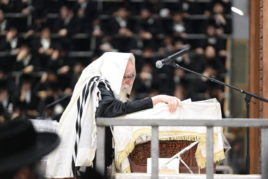 גלריה: מעמד הסליחות הראשונות בראשות האדמו"ר מצאנז גלריה: מעמד הסליחות הראשונות בראשות האדמו"ר מצאנז