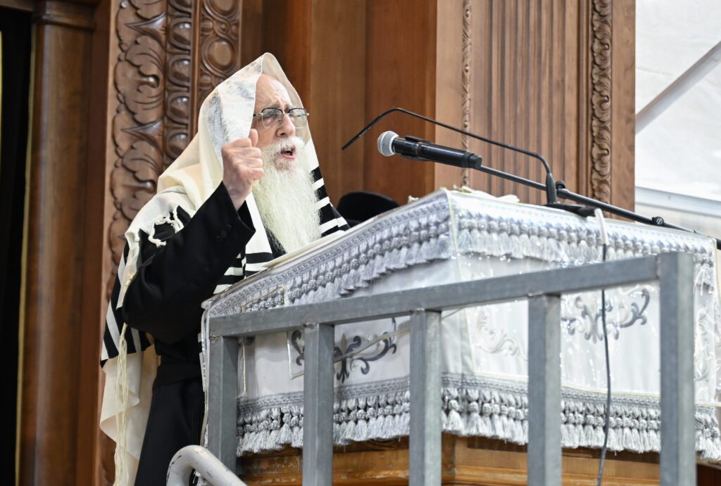 גלריה: מעמד הסליחות הראשונות בראשות האדמו"ר מצאנז גלריה: מעמד הסליחות הראשונות בראשות האדמו"ר מצאנז