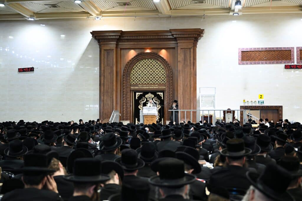 גלריה: מעמד הסליחות הראשונות בראשות האדמו"ר מצאנז גלריה: מעמד הסליחות הראשונות בראשות האדמו"ר מצאנז
