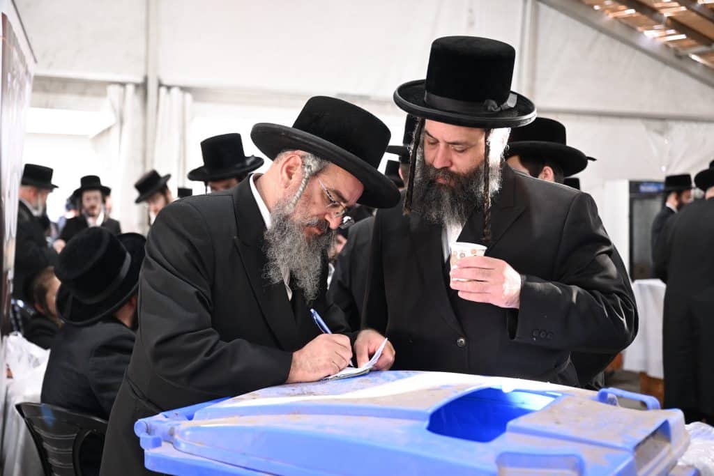 גלריה: מעמד הסליחות הראשונות בראשות האדמו"ר מצאנז גלריה: מעמד הסליחות הראשונות בראשות האדמו"ר מצאנז
