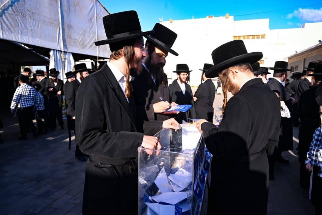גלריה: מעמד הסליחות הראשונות בראשות האדמו"ר מצאנז גלריה: מעמד הסליחות הראשונות בראשות האדמו"ר מצאנז