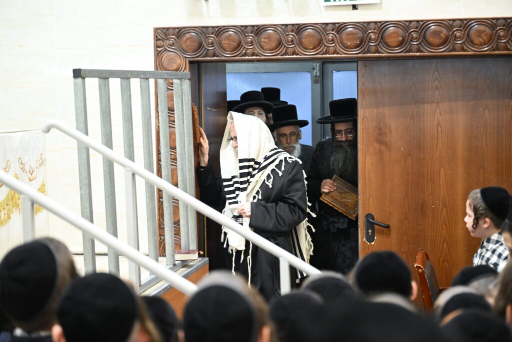 גלריה: מעמד הסליחות הראשונות בראשות האדמו"ר מצאנז גלריה: מעמד הסליחות הראשונות בראשות האדמו"ר מצאנז