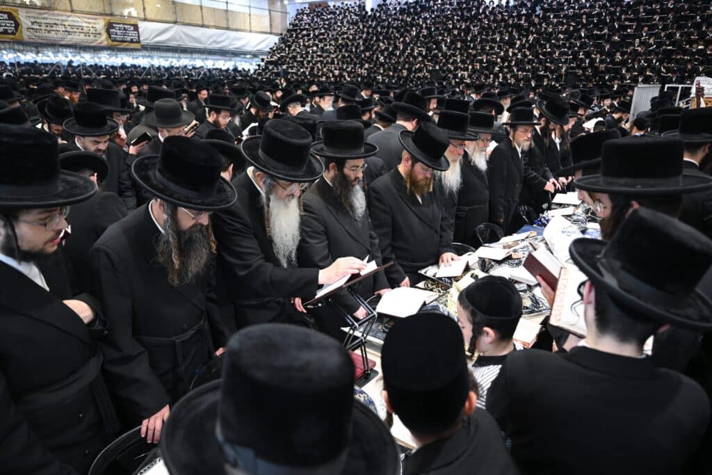 גלריה: מעמד הסליחות הראשונות בראשות האדמו"ר מצאנז גלריה: מעמד הסליחות הראשונות בראשות האדמו"ר מצאנז