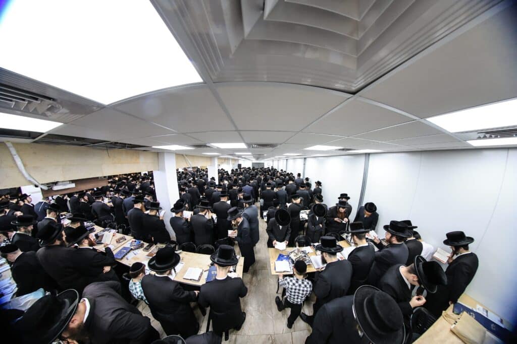 גלריה: מעמד הסליחות הראשונות בראשות האדמו"ר מצאנז גלריה: מעמד הסליחות הראשונות בראשות האדמו"ר מצאנז