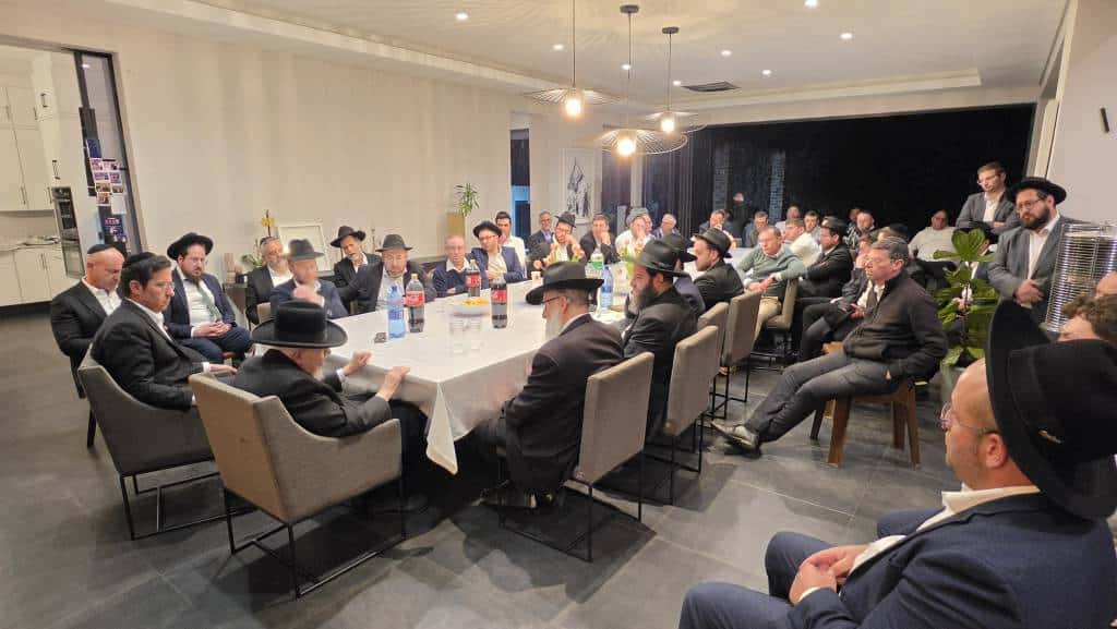מאות קיבלו את פניו: מסעו ההיסטורי של הגר"י אזרחי ביוהנסבורג מאות קיבלו את פניו: מסעו ההיסטורי של הגר"י אזרחי ביוהנסבורג