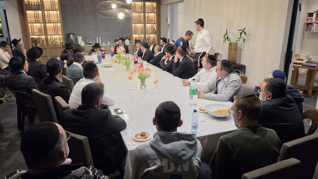 מאות קיבלו את פניו: מסעו ההיסטורי של הגר"י אזרחי ביוהנסבורג מאות קיבלו את פניו: מסעו ההיסטורי של הגר"י אזרחי ביוהנסבורג