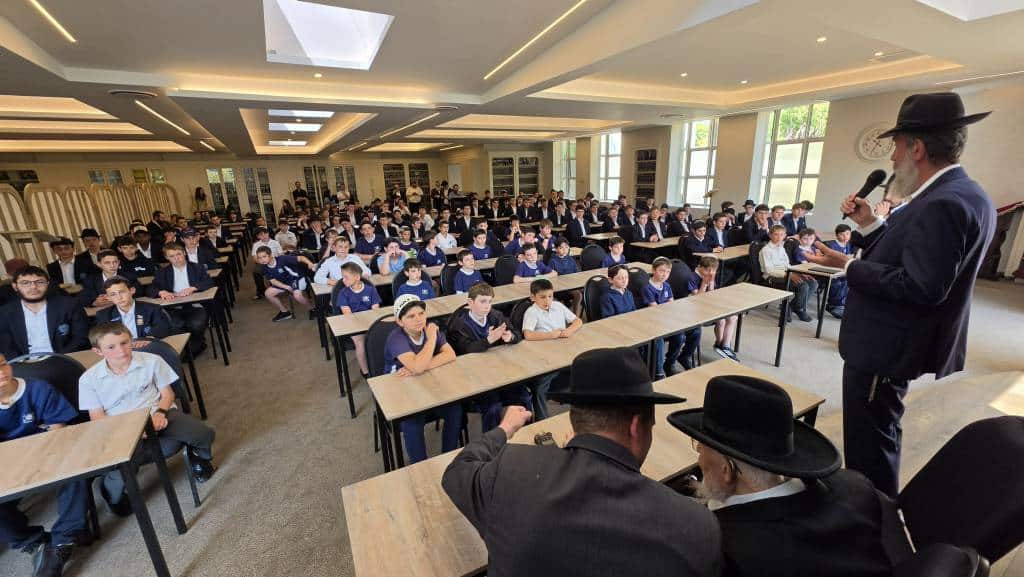 מאות קיבלו את פניו: מסעו ההיסטורי של הגר"י אזרחי ביוהנסבורג מאות קיבלו את פניו: מסעו ההיסטורי של הגר"י אזרחי ביוהנסבורג