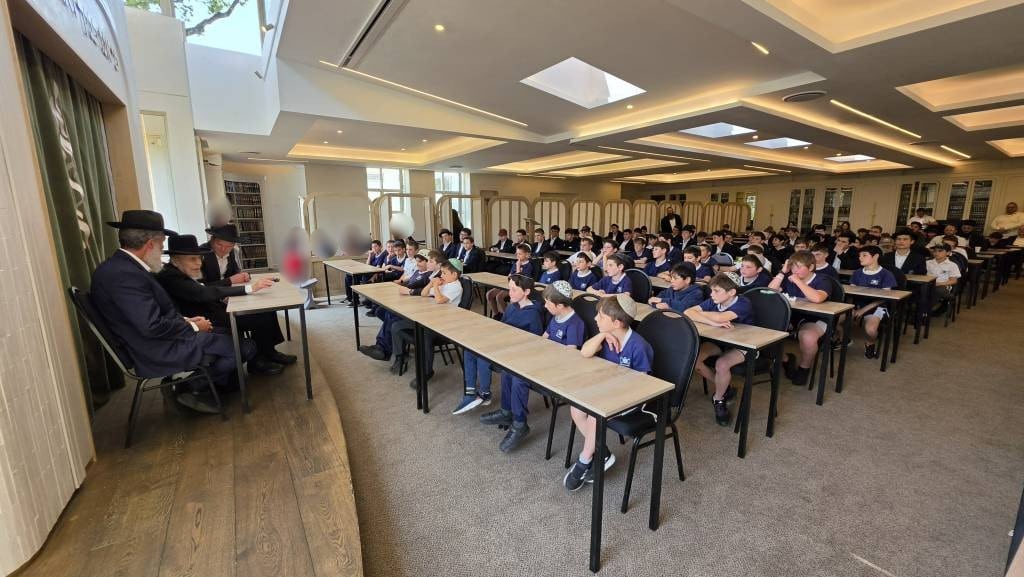מאות קיבלו את פניו: מסעו ההיסטורי של הגר"י אזרחי ביוהנסבורג מאות קיבלו את פניו: מסעו ההיסטורי של הגר"י אזרחי ביוהנסבורג