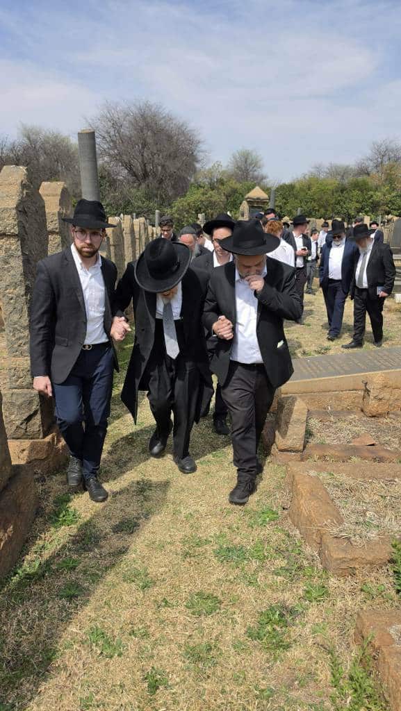 מאות קיבלו את פניו: מסעו ההיסטורי של הגר"י אזרחי ביוהנסבורג מאות קיבלו את פניו: מסעו ההיסטורי של הגר"י אזרחי ביוהנסבורג