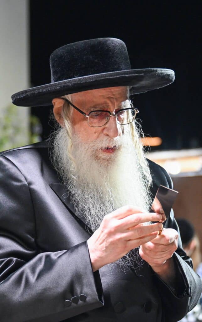 ערב ומוצאי יום הכיפורים בצילו של כ"ק האדמו"ר מצאנז ערב ומוצאי יום הכיפורים בצילו של כ"ק האדמו"ר מצאנז