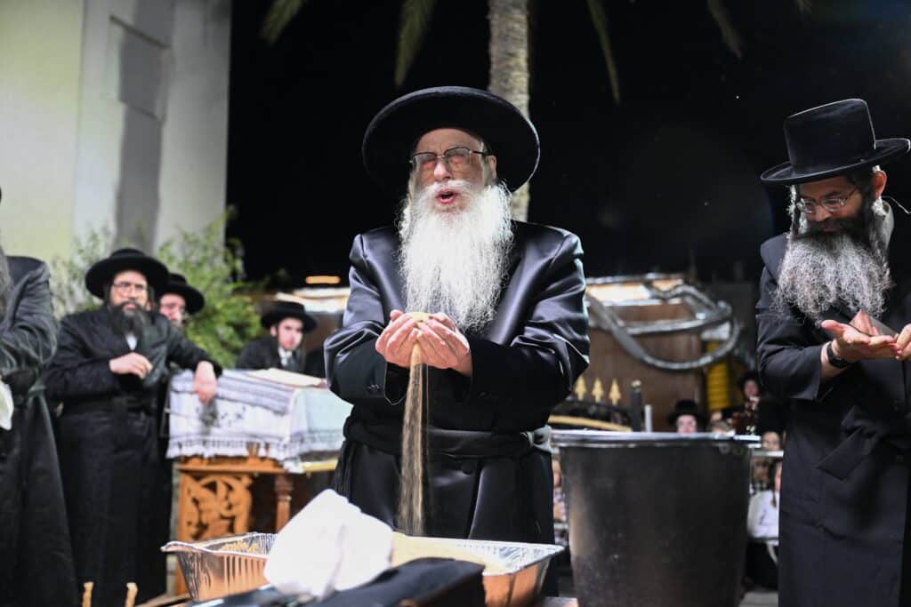 ערב ומוצאי יום הכיפורים בצילו של כ"ק האדמו"ר מצאנז ערב ומוצאי יום הכיפורים בצילו של כ"ק האדמו"ר מצאנז