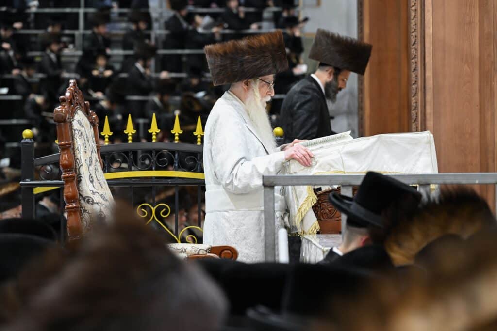 אלפי חסידים בברכת פרידה: מראות ראש השנה בחצר חסידות צאנז אלפי חסידים בברכת פרידה: מראות ראש השנה בחצר חסידות צאנז