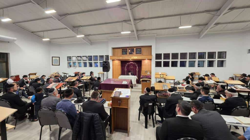 מאות קיבלו את פניו: מסעו ההיסטורי של הגר"י אזרחי ביוהנסבורג מאות קיבלו את פניו: מסעו ההיסטורי של הגר"י אזרחי ביוהנסבורג