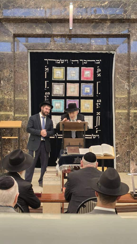מאות קיבלו את פניו: מסעו ההיסטורי של הגר"י אזרחי ביוהנסבורג מאות קיבלו את פניו: מסעו ההיסטורי של הגר"י אזרחי ביוהנסבורג