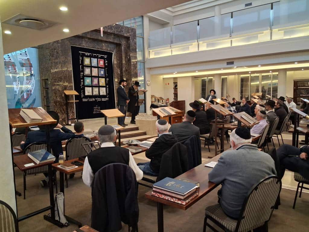 מאות קיבלו את פניו: מסעו ההיסטורי של הגר"י אזרחי ביוהנסבורג מאות קיבלו את פניו: מסעו ההיסטורי של הגר"י אזרחי ביוהנסבורג