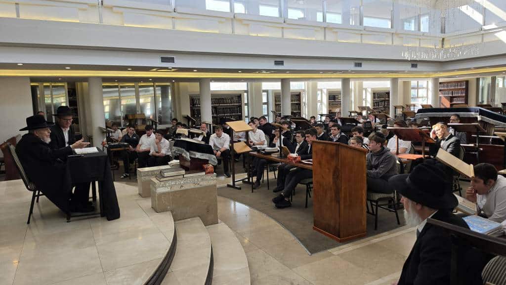 מאות קיבלו את פניו: מסעו ההיסטורי של הגר"י אזרחי ביוהנסבורג מאות קיבלו את פניו: מסעו ההיסטורי של הגר"י אזרחי ביוהנסבורג