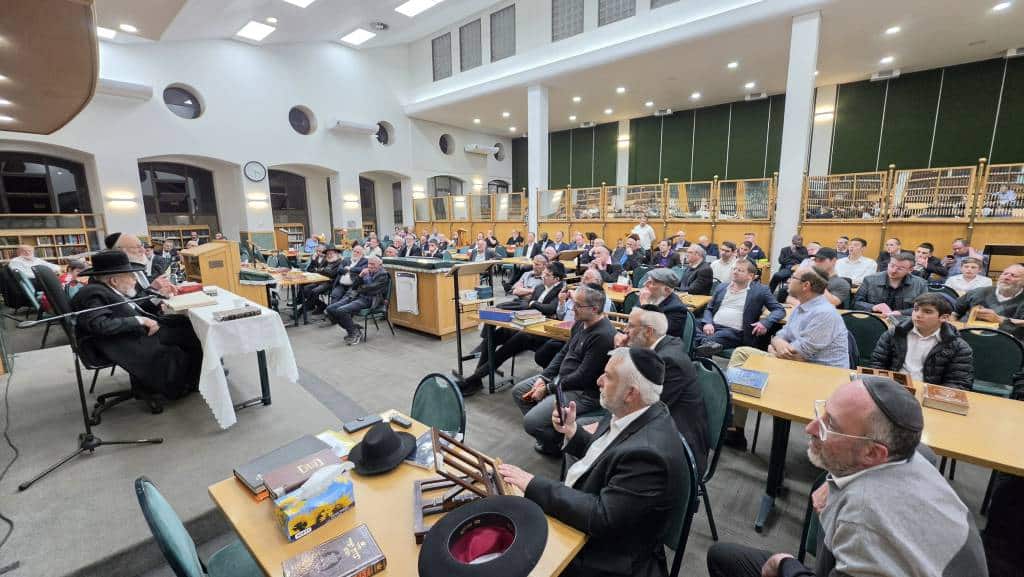מאות קיבלו את פניו: מסעו ההיסטורי של הגר"י אזרחי ביוהנסבורג מאות קיבלו את פניו: מסעו ההיסטורי של הגר"י אזרחי ביוהנסבורג