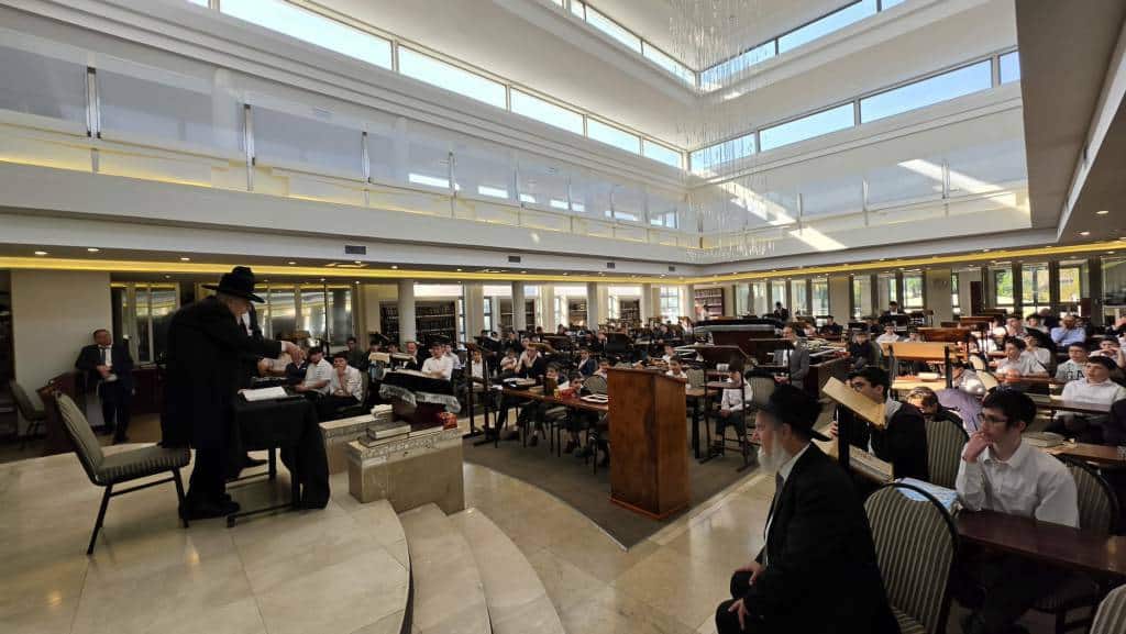 מאות קיבלו את פניו: מסעו ההיסטורי של הגר"י אזרחי ביוהנסבורג מאות קיבלו את פניו: מסעו ההיסטורי של הגר"י אזרחי ביוהנסבורג
