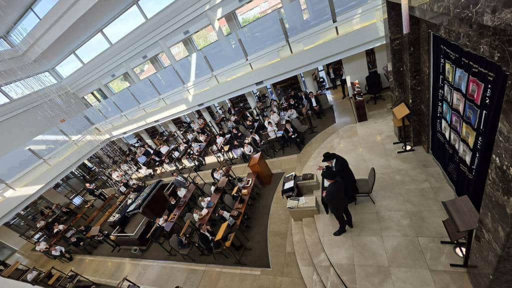 מאות קיבלו את פניו: מסעו ההיסטורי של הגר"י אזרחי ביוהנסבורג מאות קיבלו את פניו: מסעו ההיסטורי של הגר"י אזרחי ביוהנסבורג