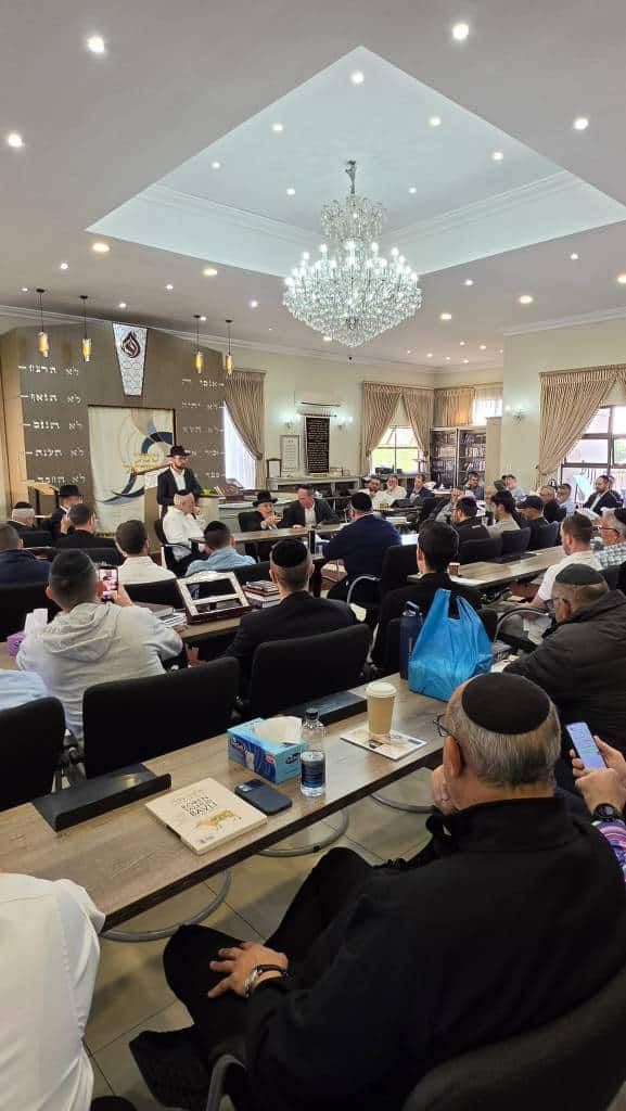 מאות קיבלו את פניו: מסעו ההיסטורי של הגר"י אזרחי ביוהנסבורג מאות קיבלו את פניו: מסעו ההיסטורי של הגר"י אזרחי ביוהנסבורג