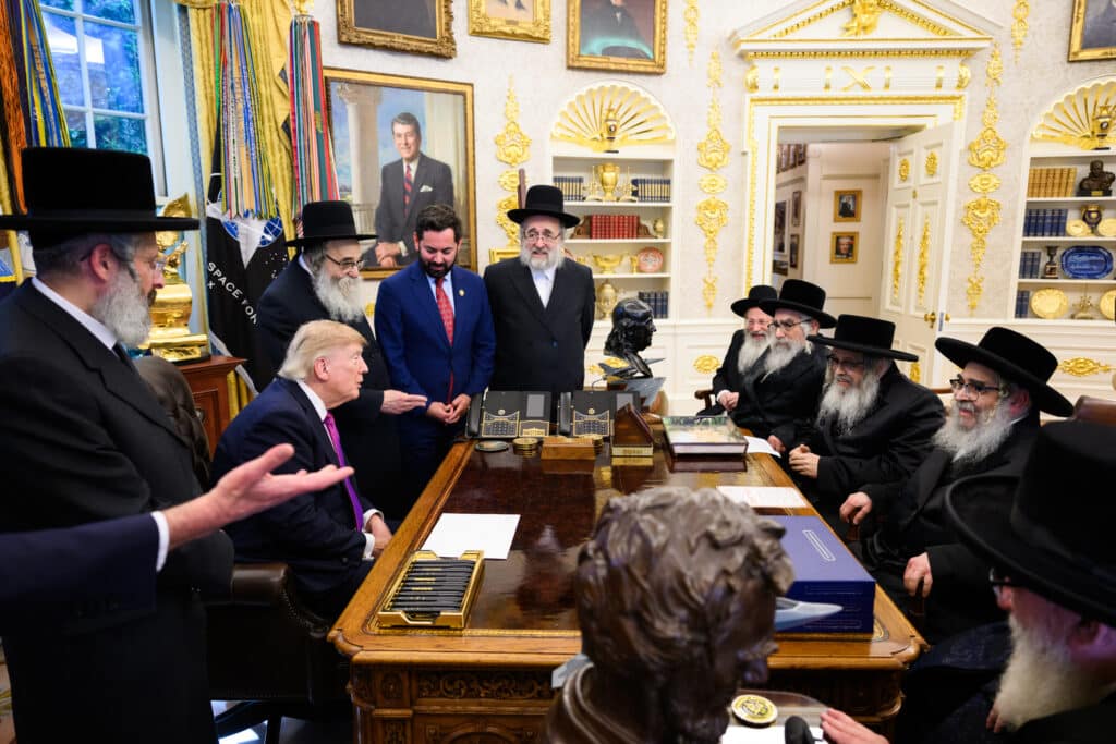 בבית הלבן: המפגש החריג של האדמו"רים עם טראמפ בבית הלבן: המפגש החריג של האדמו"רים עם טראמפ