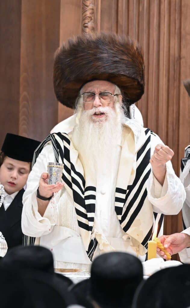 ערב ומוצאי יום הכיפורים בצילו של כ"ק האדמו"ר מצאנז ערב ומוצאי יום הכיפורים בצילו של כ"ק האדמו"ר מצאנז