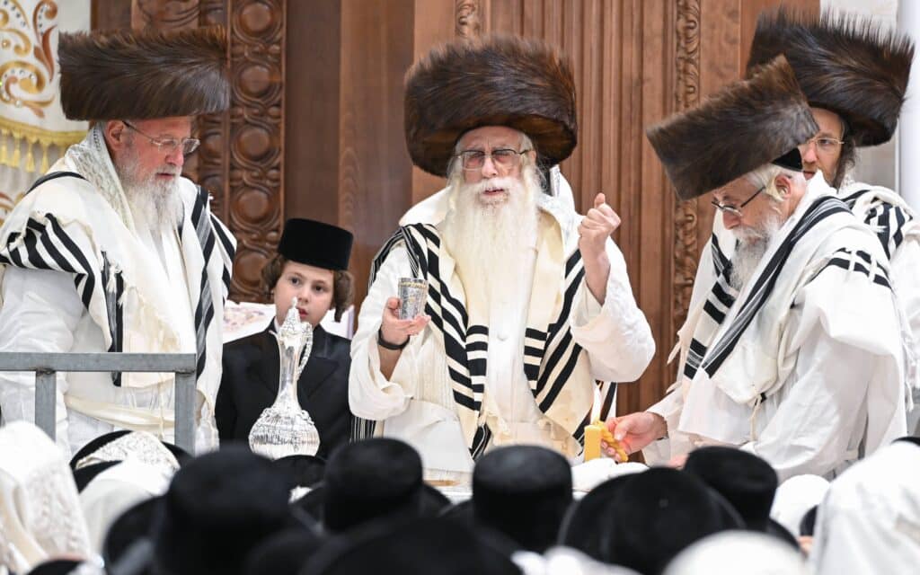 ערב ומוצאי יום הכיפורים בצילו של כ"ק האדמו"ר מצאנז ערב ומוצאי יום הכיפורים בצילו של כ"ק האדמו"ר מצאנז