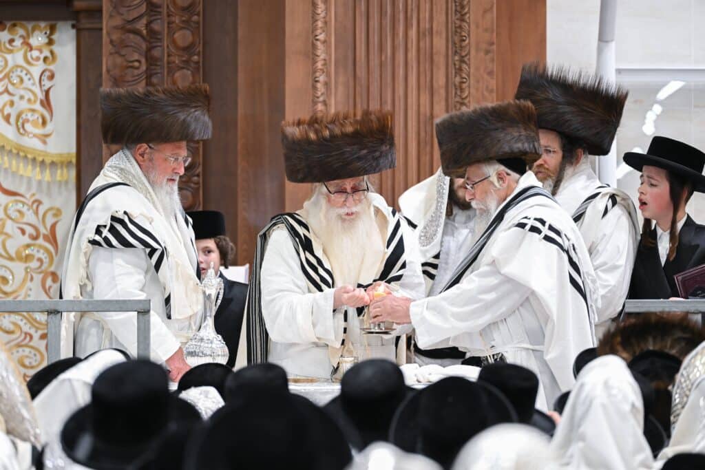 ערב ומוצאי יום הכיפורים בצילו של כ"ק האדמו"ר מצאנז ערב ומוצאי יום הכיפורים בצילו של כ"ק האדמו"ר מצאנז
