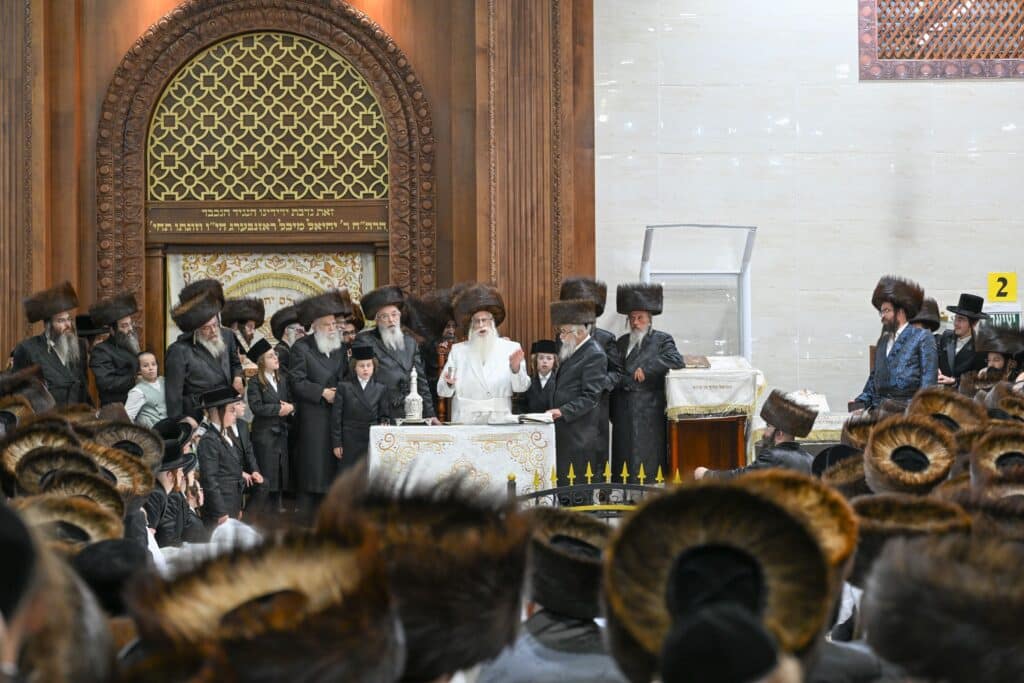 אלפי חסידים בברכת פרידה: מראות ראש השנה בחצר חסידות צאנז אלפי חסידים בברכת פרידה: מראות ראש השנה בחצר חסידות צאנז