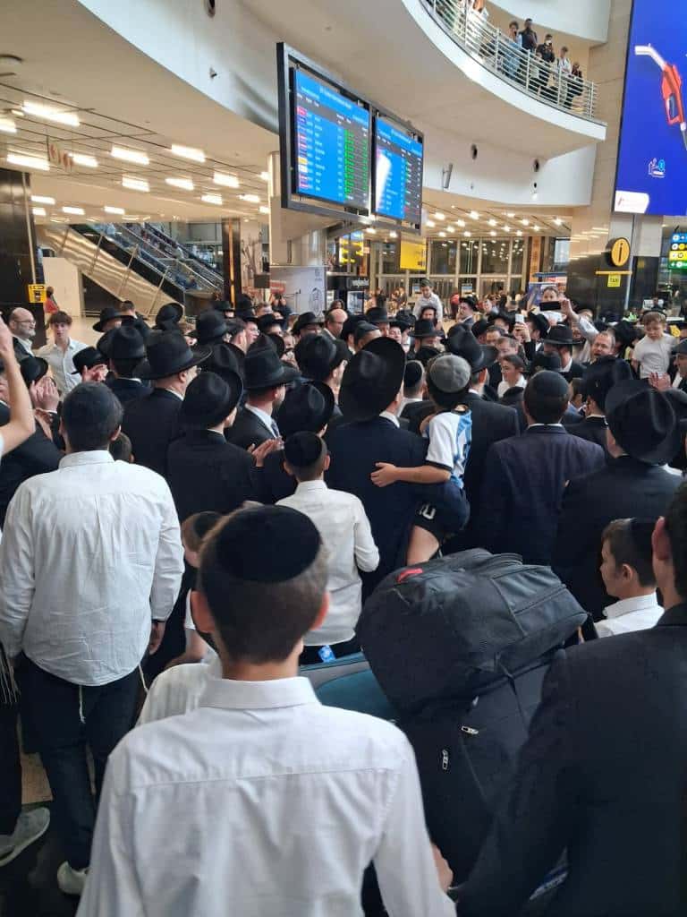 מאות קיבלו את פניו: מסעו ההיסטורי של הגר"י אזרחי ביוהנסבורג מאות קיבלו את פניו: מסעו ההיסטורי של הגר"י אזרחי ביוהנסבורג