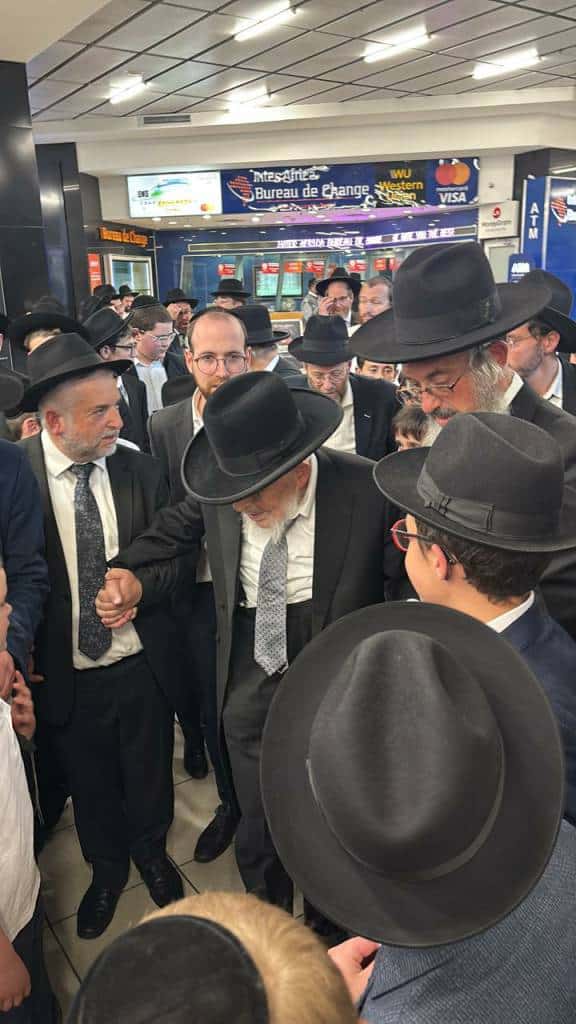מאות קיבלו את פניו: מסעו ההיסטורי של הגר"י אזרחי ביוהנסבורג מאות קיבלו את פניו: מסעו ההיסטורי של הגר"י אזרחי ביוהנסבורג
