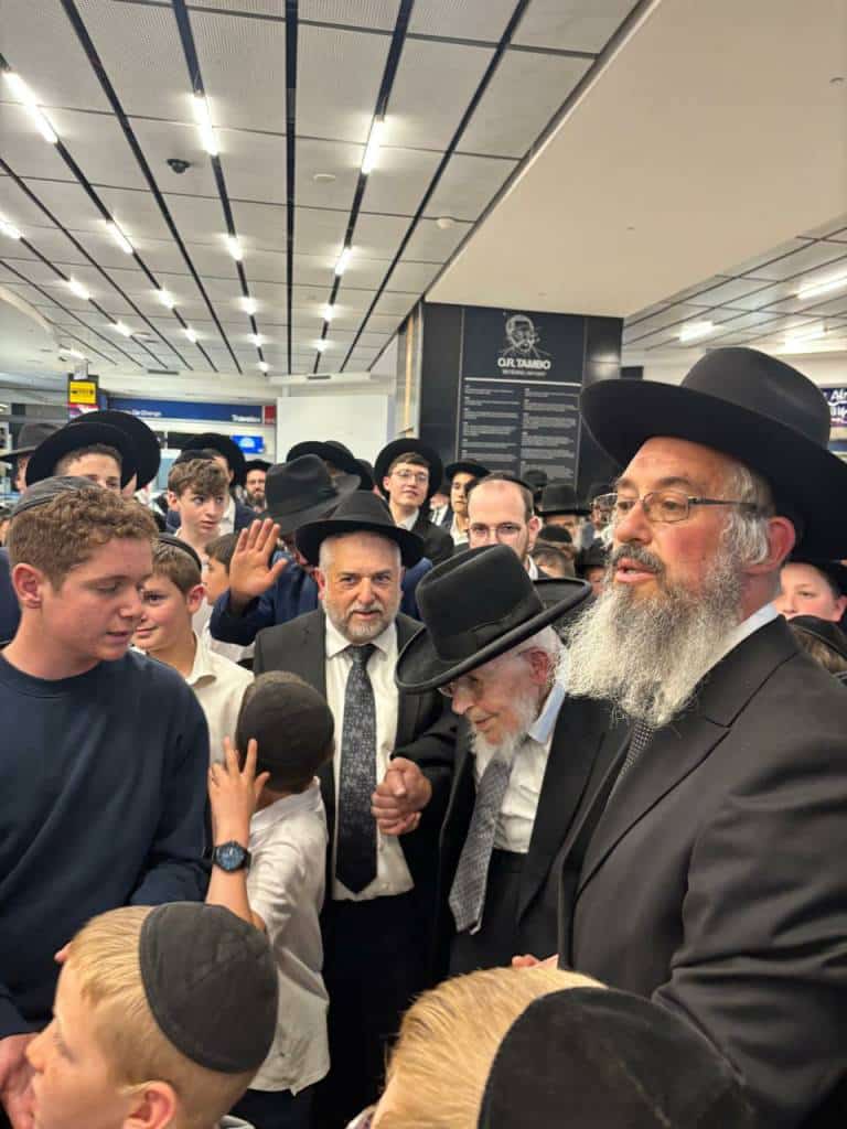 מאות קיבלו את פניו: מסעו ההיסטורי של הגר"י אזרחי ביוהנסבורג מאות קיבלו את פניו: מסעו ההיסטורי של הגר"י אזרחי ביוהנסבורג