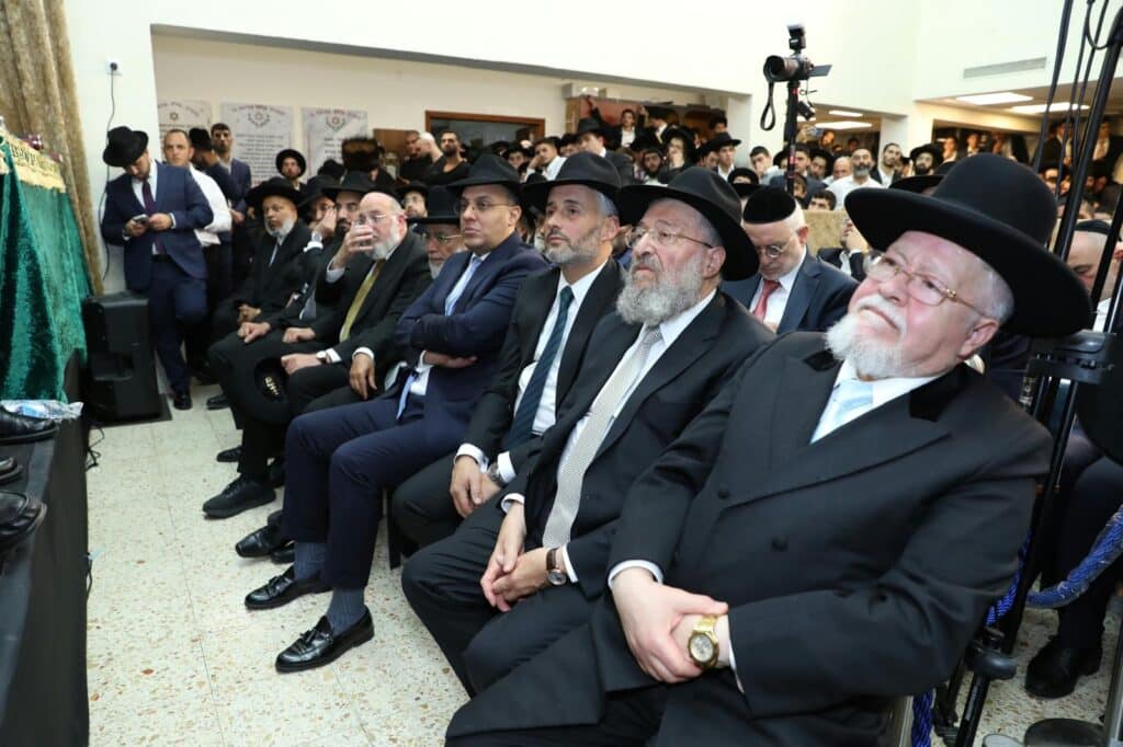 בשיעור ביזדים: המונים הקבילו את פני הראשון לציון הגר"י יוסף בשיעור ביזדים: המונים הקבילו את פני הראשון לציון הגר"י יוסף