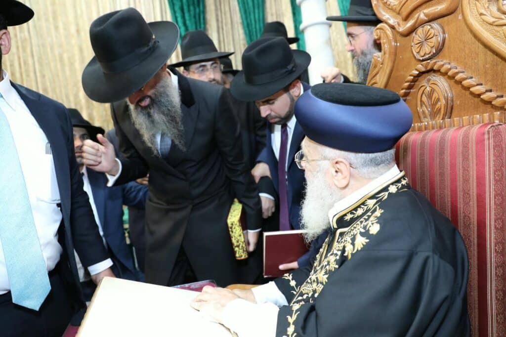 בשיעור ביזדים: המונים הקבילו את פני הראשון לציון הגר"י יוסף בשיעור ביזדים: המונים הקבילו את פני הראשון לציון הגר"י יוסף