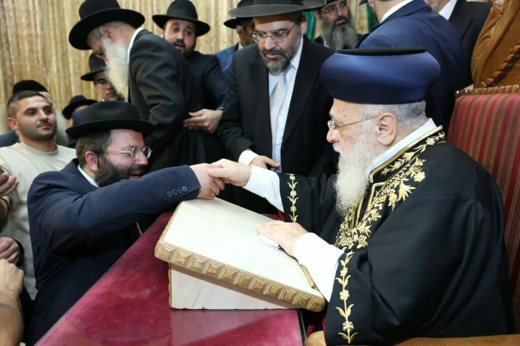 בשיעור ביזדים: המונים הקבילו את פני הראשון לציון הגר"י יוסף בשיעור ביזדים: המונים הקבילו את פני הראשון לציון הגר"י יוסף