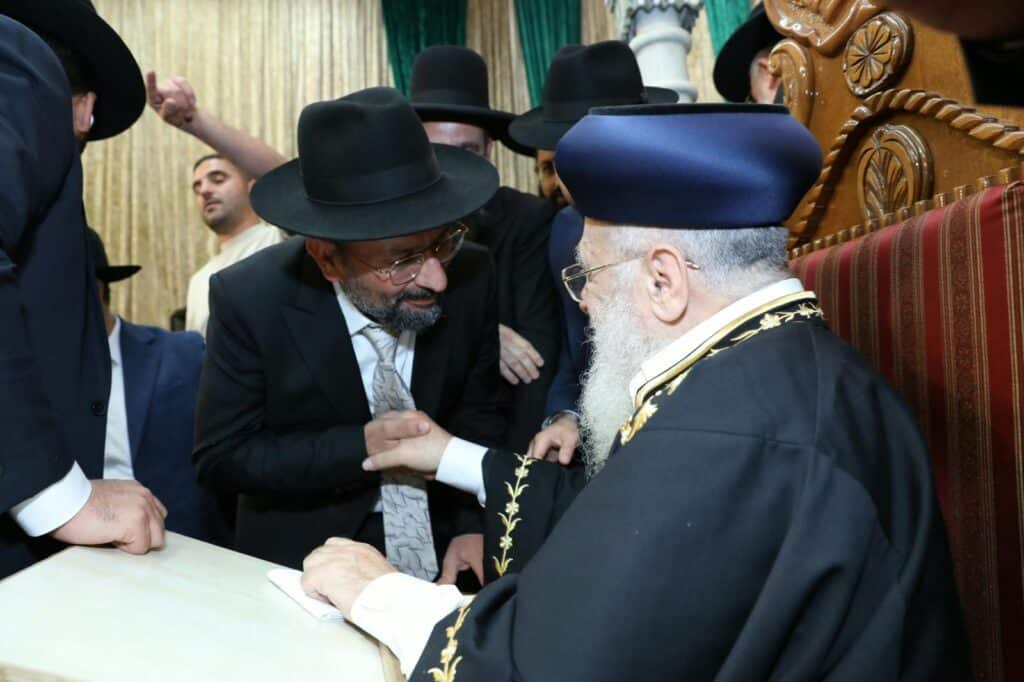 בשיעור ביזדים: המונים הקבילו את פני הראשון לציון הגר"י יוסף בשיעור ביזדים: המונים הקבילו את פני הראשון לציון הגר"י יוסף