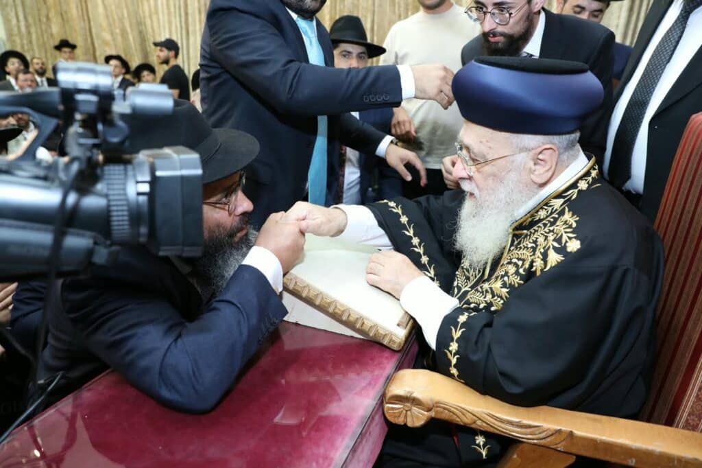 בשיעור ביזדים: המונים הקבילו את פני הראשון לציון הגר"י יוסף בשיעור ביזדים: המונים הקבילו את פני הראשון לציון הגר"י יוסף