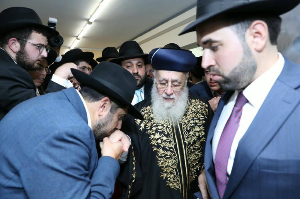 בשיעור ביזדים: המונים הקבילו את פני הראשון לציון הגר"י יוסף בשיעור ביזדים: המונים הקבילו את פני הראשון לציון הגר"י יוסף
