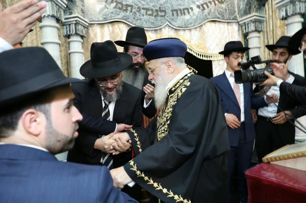 בשיעור ביזדים: המונים הקבילו את פני הראשון לציון הגר"י יוסף בשיעור ביזדים: המונים הקבילו את פני הראשון לציון הגר"י יוסף