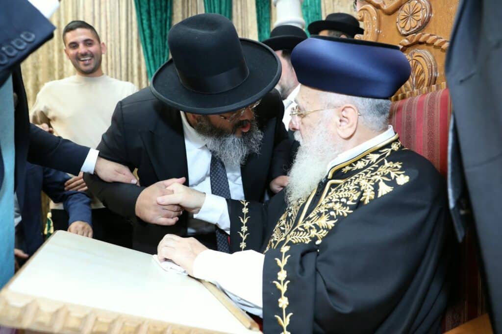 בשיעור ביזדים: המונים הקבילו את פני הראשון לציון הגר"י יוסף בשיעור ביזדים: המונים הקבילו את פני הראשון לציון הגר"י יוסף
