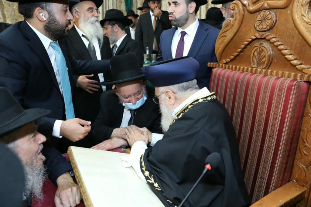 בשיעור ביזדים: המונים הקבילו את פני הראשון לציון הגר"י יוסף בשיעור ביזדים: המונים הקבילו את פני הראשון לציון הגר"י יוסף