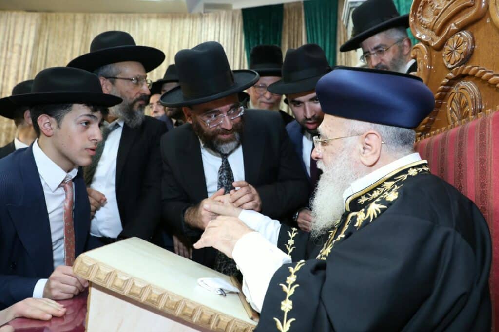 בשיעור ביזדים: המונים הקבילו את פני הראשון לציון הגר"י יוסף בשיעור ביזדים: המונים הקבילו את פני הראשון לציון הגר"י יוסף