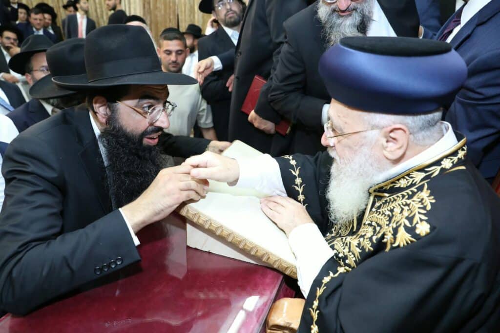 בשיעור ביזדים: המונים הקבילו את פני הראשון לציון הגר"י יוסף בשיעור ביזדים: המונים הקבילו את פני הראשון לציון הגר"י יוסף