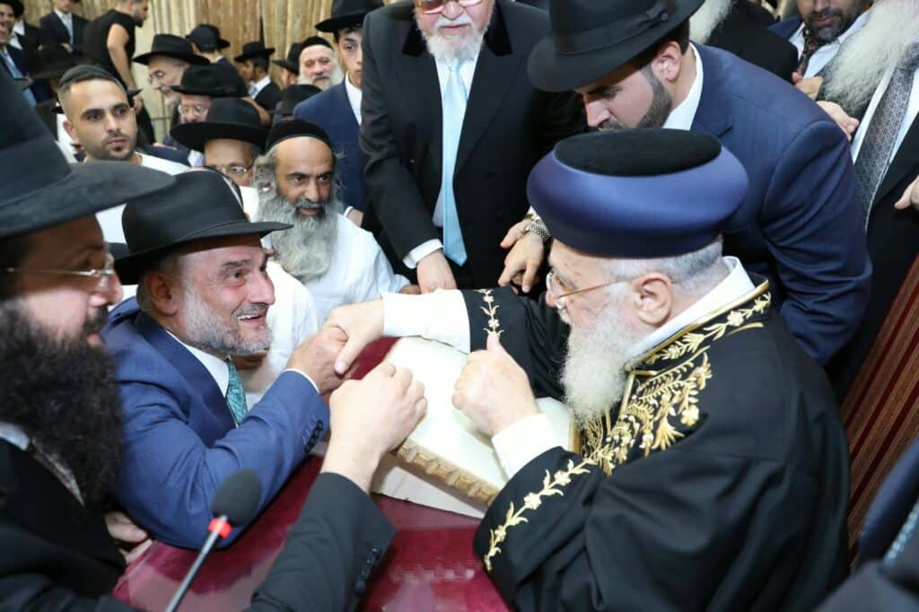בשיעור ביזדים: המונים הקבילו את פני הראשון לציון הגר"י יוסף בשיעור ביזדים: המונים הקבילו את פני הראשון לציון הגר"י יוסף