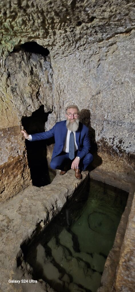 הרב שנחטף בג'ונגל משחזר את מסעותיו למקומות הנידחים בתבל הרב שנחטף בג'ונגל משחזר את מסעותיו למקומות הנידחים בתבל