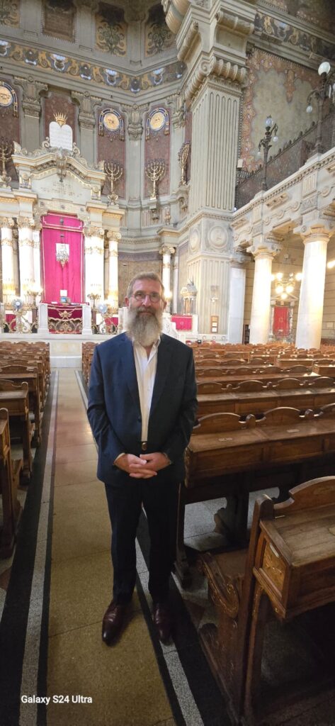 הרב שנחטף בג'ונגל משחזר את מסעותיו למקומות הנידחים בתבל הרב שנחטף בג'ונגל משחזר את מסעותיו למקומות הנידחים בתבל