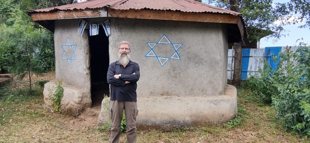 הרב שנחטף בג'ונגל משחזר את מסעותיו למקומות הנידחים בתבל הרב שנחטף בג'ונגל משחזר את מסעותיו למקומות הנידחים בתבל